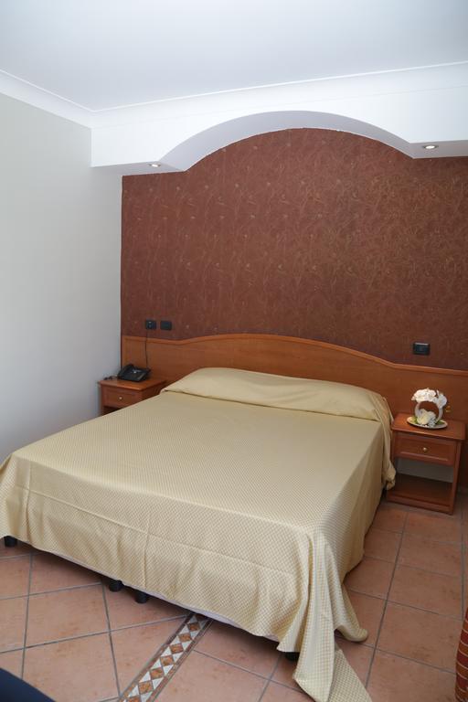 Hotel Stefano A Melito Меліто-ді-Наполі Екстер'єр фото